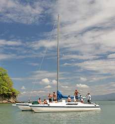 Renta Privada de Catamarán Deportivo de 37' para Hasta 12 Pasajeros