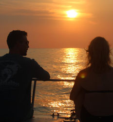 Catamarán al Atardecer por Sámara