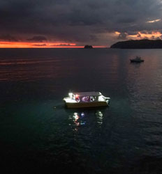 Catamarán de Fiesta al Atardecer en Sámara