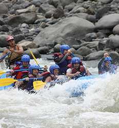 Expedición de Rafting & Caminata en el Río Pacuare Clase III & IV