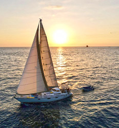 Paseo en Barco Kuna Vela al Atardecer & Excursión de Snorkel