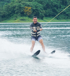 Renta de Lancha Rápida para Deportes Acuáticos en el Lago Arenal